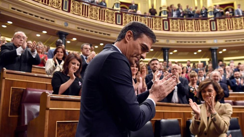Pedro Sánchez celebra en el Congreso su investidura tras la votación celebrada el pasado martes en el Congreso. Pedro Sánchez celebra en el Congreso su investidura tras la votación celebrada el pasado martes en el Congreso.