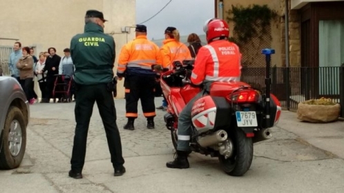 Un guardia civil, junto a un agente de la Policía Foral de Navarra. Un guardia civil, junto a un agente de la Policía Foral de Navarra.