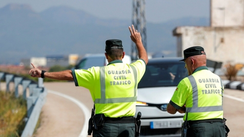 Dos agentes de la Agrupación de Tráfico en un punto de verificación. Dos agentes de la Agrupación de Tráfico en un punto de verificación.