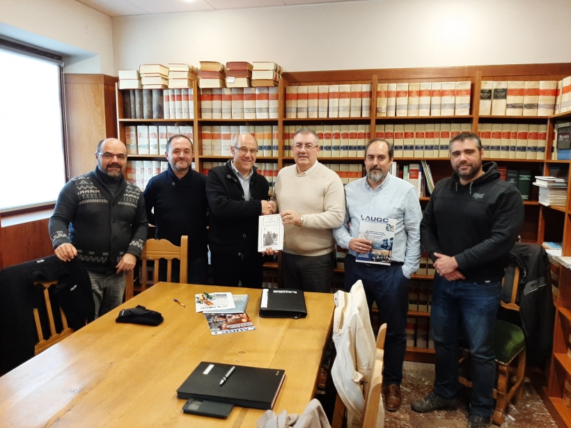 Los representantes de AUGC Navarra posan con el alcalde tras la reunión. Los representantes de AUGC Navarra posan con el alcalde tras la reunión.