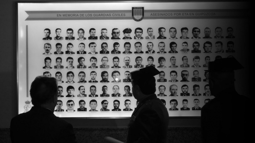 Panel fotográfico con las imágenes de los guardias civiles asesinados por ETA. Panel fotográfico con las imágenes de los guardias civiles asesinados por ETA.