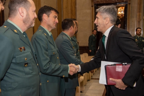 El ministro del Interior, Fernando Grande-Marlaska, saluda al secretario nacional de Comunicación y portavoz de AUGC, Juan Fernández. El ministro del Interior, Fernando Grande-Marlaska, saluda al secretario nacional de Comunicación y portavoz de AUGC, Juan Fernández.