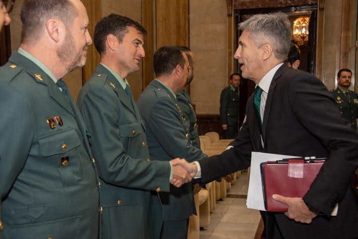 El ministro del Interior, Fernando Grande-Marlaska, saluda al secretario nacional de Comunicación y portavoz de AUGC, Juan Fernández. El ministro del Interior, Fernando Grande-Marlaska, saluda al secretario nacional de Comunicación y portavoz de AUGC, Juan Fernández.