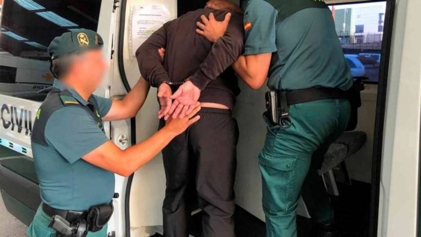 Dos guardias civiles durante el traslado de un preso. Dos guardias civiles durante el traslado de un preso.