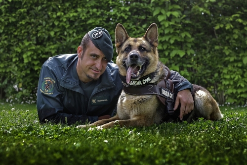 Un guardia civil del Servicio Cinológico posa con su perro. Un guardia civil del Servicio Cinológico posa con su perro.